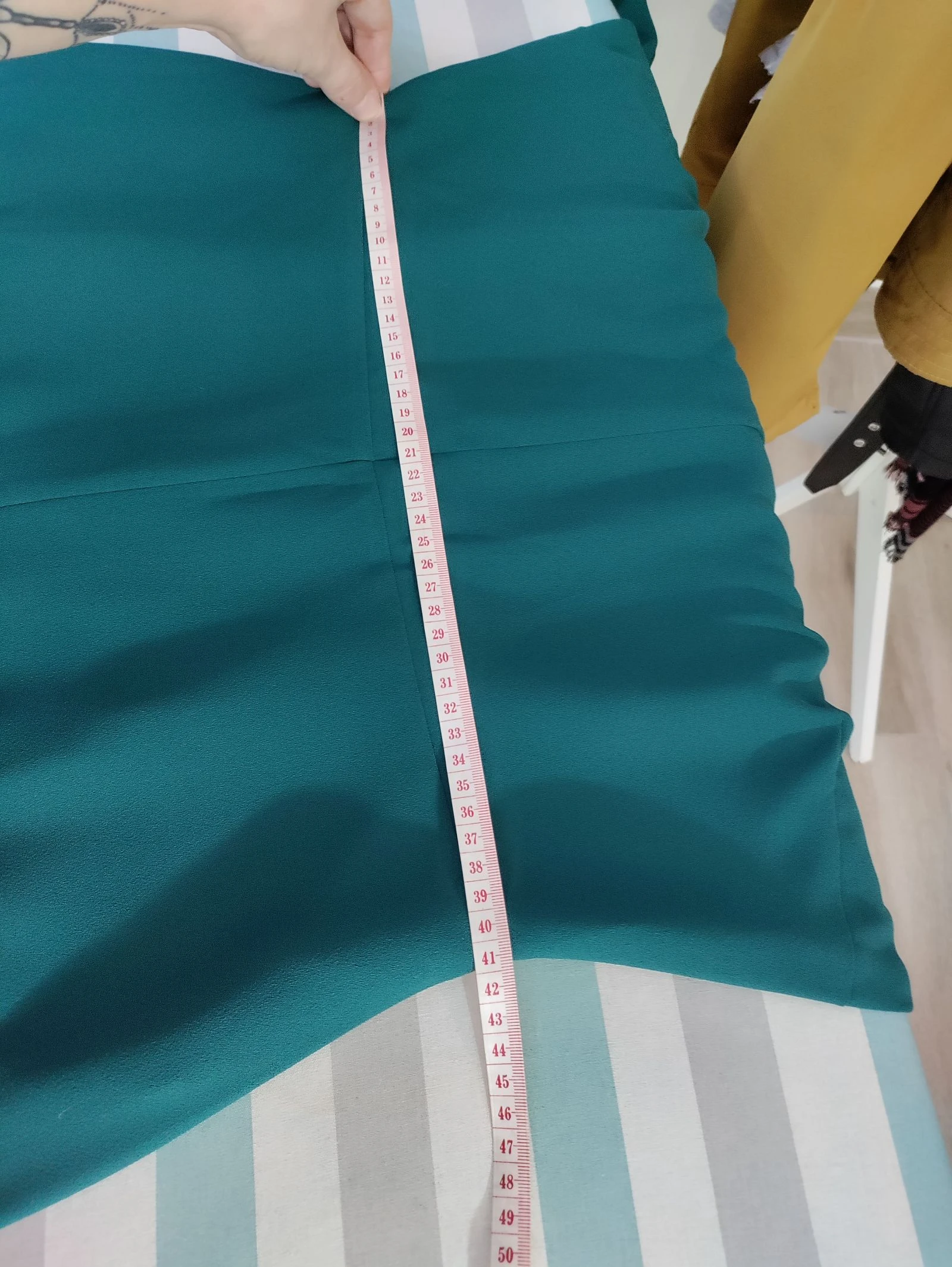 Vestido verde estructurado Mango Suit con hombreras y abertura frontal – Talla L – photo 13
